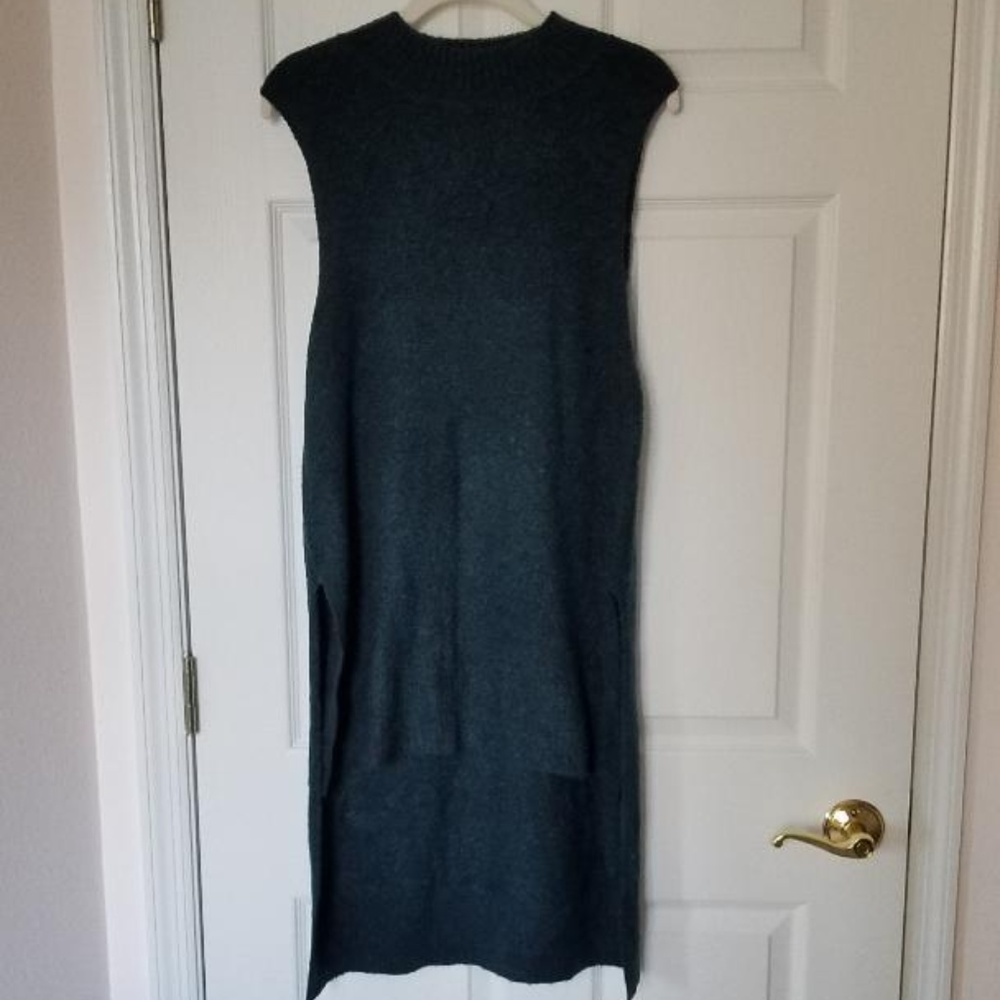Sleeveless Mock-neck High-Low Sweater (Teal, M)